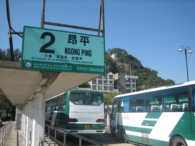 Bus direction le monastère de Ngong Ping. Voyage à Hong-Kong. Ile de Lantau.