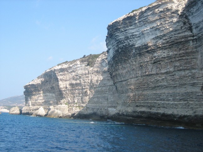 Falaise de calcaire à Bonifacio. Découverte de la Corse. Au sud d'Ajaccio.