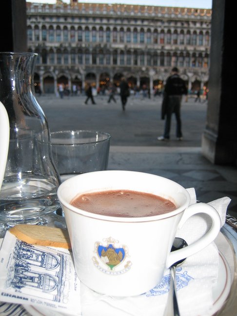 Cioccolata Florian sur la Piazza San Marco. Voyage à Venise. Errements dans la ville.