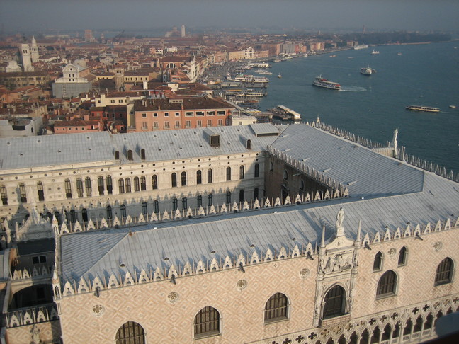 Palazzo Ducale (Palais des Doges), vu du haut du Campanile. Voyage à Venise. Premiers pas dans la ville.
