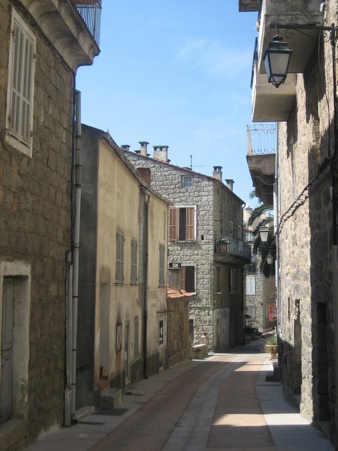 Une rue de Sartène. Découverte de la Corse. Au sud d'Ajaccio.