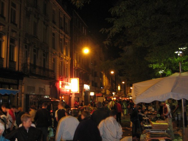Rue Gambetta à minuit. Un week-end de braderie à Lille. Braderie de Lille dans la nuit du samedi au dimanche.