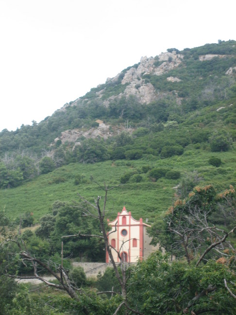 L'église du village de Peri. En Corse. Interlude, de Peri à Cuttoli.