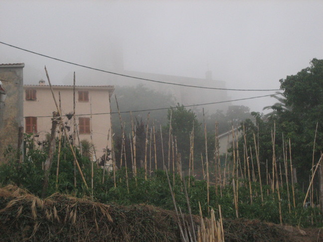 L'église de Cuttoli dans la brume. En Corse. Premiers jours cuttolais.