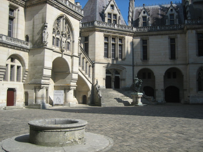 Cour centrale du château de Pierrefonds. Week-en en Picardie. Pierrefonds.