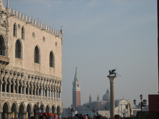 Palazzo Ducale (Palais des Doges) à gauche et vue sur l'île de San Giorgio Maggiore. Voyage à Venise. Premiers pas dans la ville.