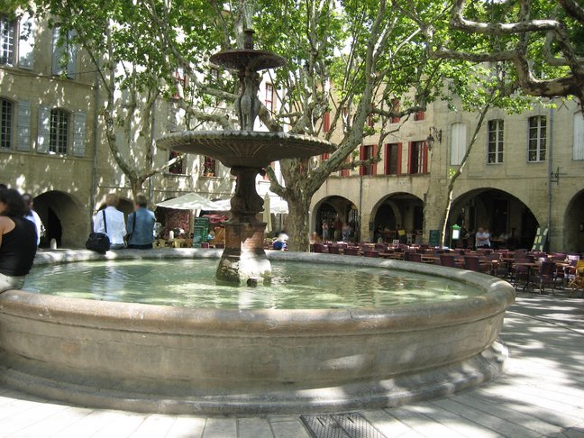 Une fontaine. Hérault, Gard, Camargue et Aix en Provence. Uzès.
