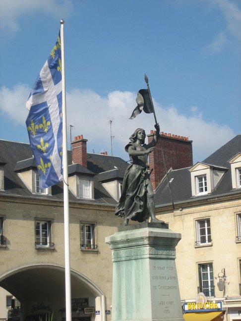 Jeanne d'Arc sur la place de la mairie de Compiègne. Week-en en Picardie. Compiègne, ville impériale.