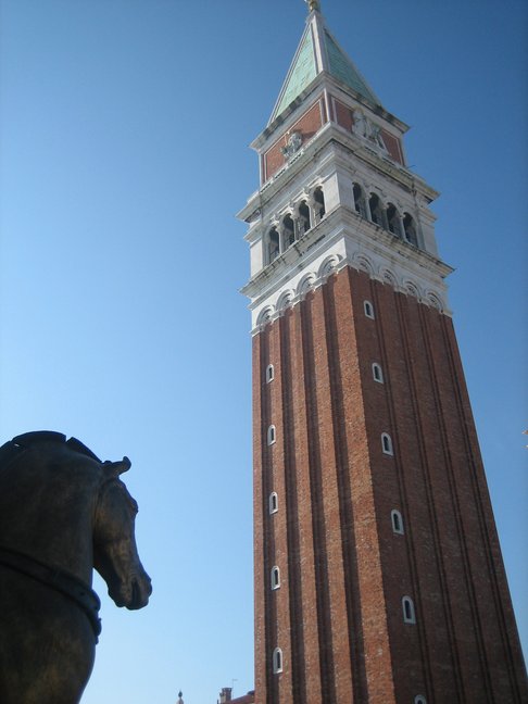 Il Campanile vu depuis la terrasse de la Basilique. Voyage à Venise. En route pour la Giudeccà.