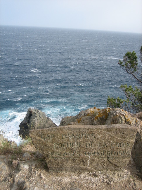 Cap d'Arnes, rocher de la croix, falaises dangereuses, c'est marqué ! Une semaine à Porquerolles.