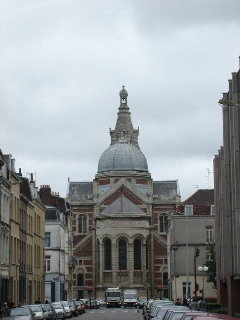 L'église Saint-Michel, de dos. Un week-end de braderie à Lille. Braderie de Lille le dimanche après-midi.