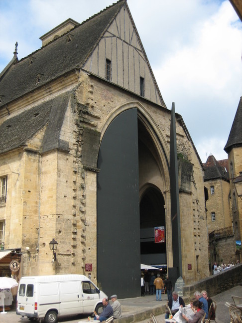 L'église Sainte Marie qui abrite un marché couvert. Escales périgourdines. Sarlat et la vallée de la Dordogne en Périgord noir.