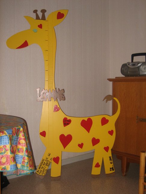 Toise-girafe signée « St... ». Soirée Léanne à Roubaix.