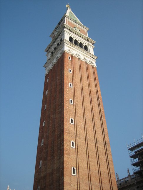 Il campanile sur la piazza San Marco. Voyage à Venise. Premiers pas dans la ville.