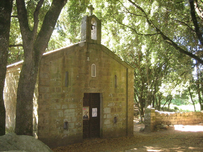 Chapelle saint Laurent au pied du « castellu capula ». En Corse. Golfe du Valinco et Alta Rocca.