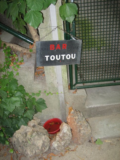 Le bar à toutous du « restaurant des grottes ». Hérault, Gard, Camargue et Aix en Provence. Grotte des demoiselles.
