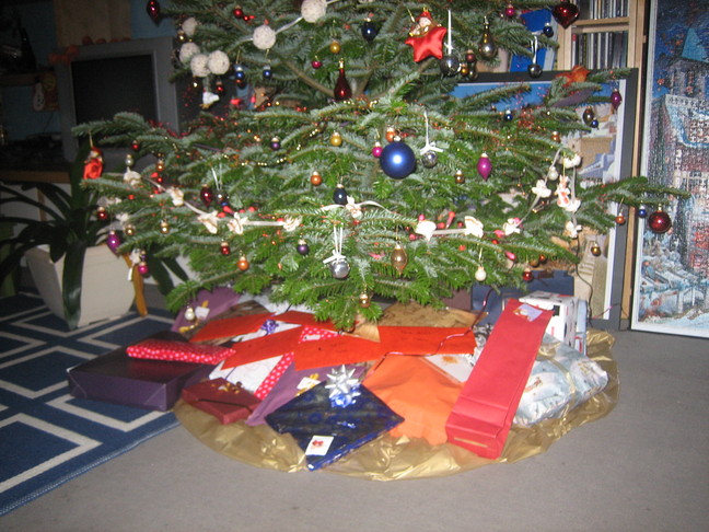 Joli sapin et premiers cadeaux. Fêtes de fin d'année 2008. Réveillon de Noël.
