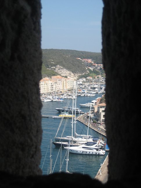 Dernier coup d'oeil sur le port de Bonifacio. Découverte de la Corse. Au sud d'Ajaccio.