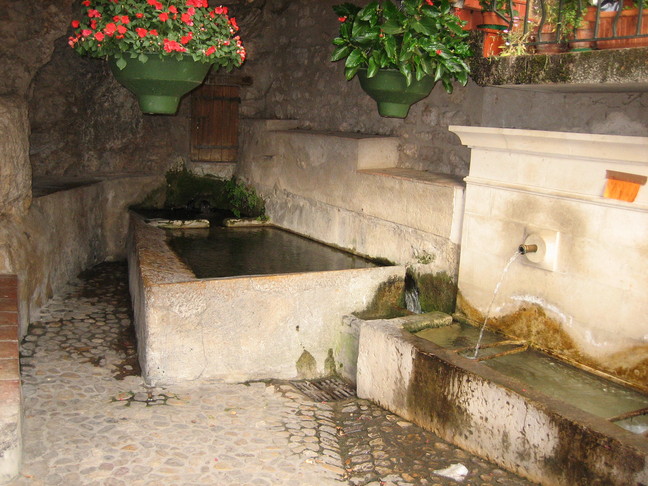 Une fontaine. Tout près du Verdon. Moustiers-Sainte-Marie.