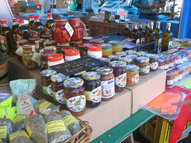 Sur le marché d'Ajaccio : miels, huile d'olives, etc. Découverte de la Corse. Ajaccio, ville impériale.