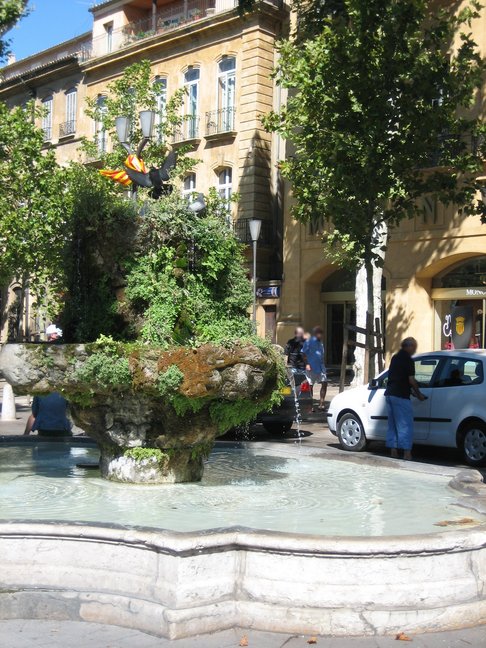 Une fontaine sur le cours Mirabeau. Fontaines et bassins. Aix en Provence.
