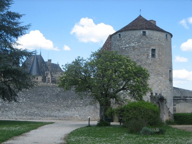 La tour du château de Montaigne. Escales périgourdines. Fonroques et alentours.