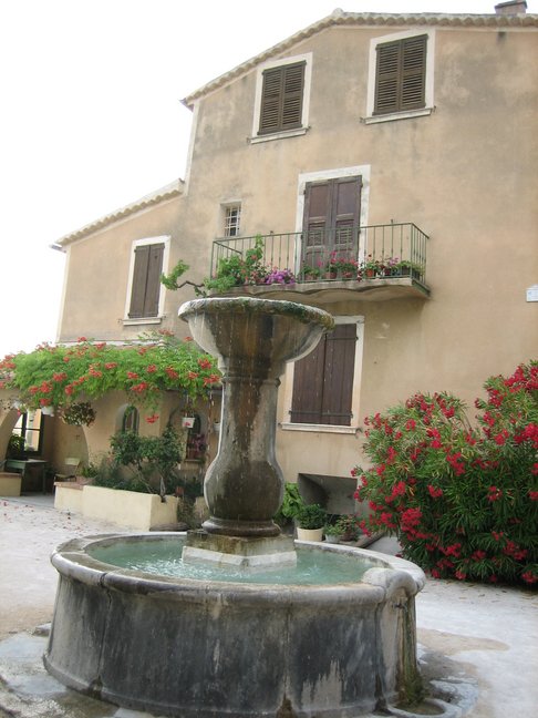 Une fontaine. Fontaines et bassins. Moustiers-Sainte-Marie.