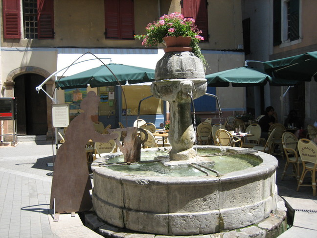 Une fontaine. Fontaines et bassins. Castellane.