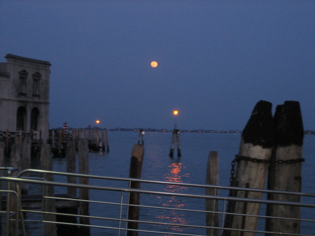 La nuit tombe sur Murano. Voyage à Venise. Les îles du nord.