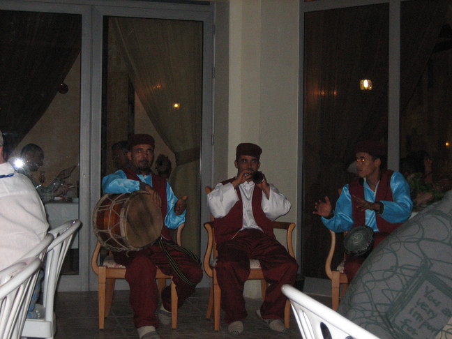 Les musiciens traditionnels de notre soirée. CAp 2009 à Hammamet.
