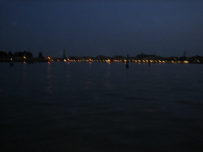 Lumières de Venise depuis le large. Voyage à Venise. Les îles du nord.