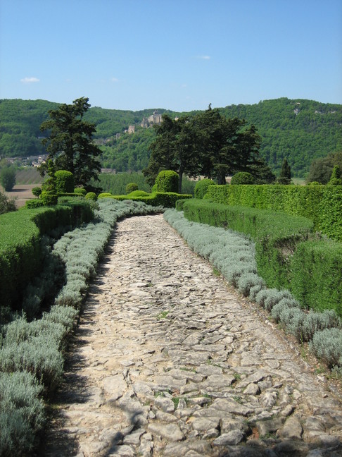 L'allée des Romarins. Escales périgourdines. Sarlat et la vallée de la Dordogne en Périgord noir.