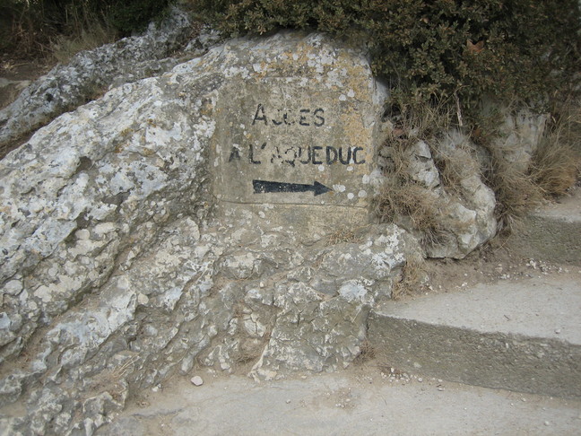 Indication sur le rocher... Hérault, Gard, Camargue et Aix en Provence. Pont du Gard.