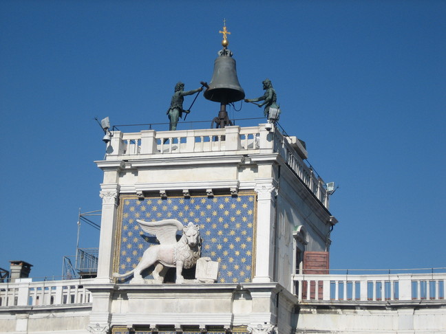 Horloge vue depuis la terrasse de la Basilica San Marco. Voyage à Venise. En route pour la Giudeccà.