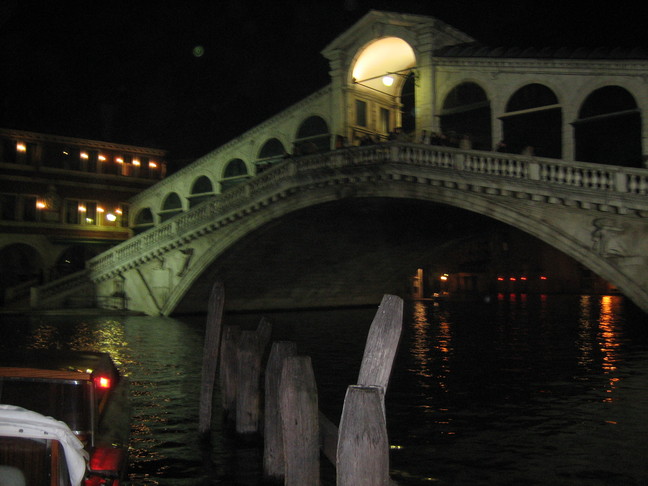 Ponte Rialto, de nuit. Voyage à Venise. Premiers pas dans la ville.